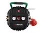Een zwarte Parkside compressor met een rode slang en manometer.