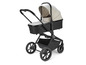 Een zwarte kinderwagen met een beige wieg.