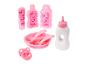 Roze poppenaccessoireset met fles, kom, bestek, speen en flessen.