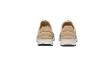 Een paar beige sneakers met witte zolen, van achteren gezien.