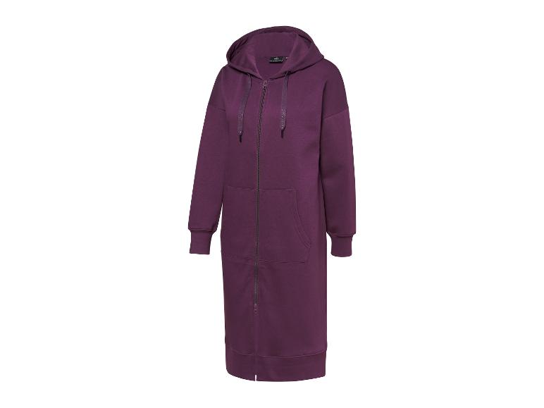 Een lange, paarse hoodie met capuchon van het merk Crivit.