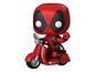 Une figurine Funko Pop de Deadpool rouge sur un scooter.