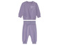 Un ensemble bébé lilas avec un sweat-shirt et un pantalon de jogging.