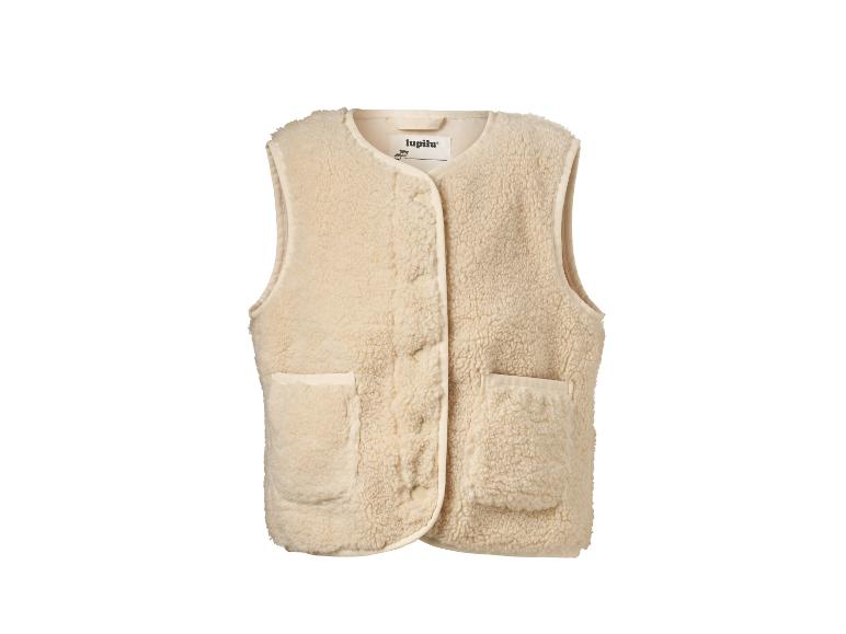 Gilet douillet couleur crème avec boutons et deux poches avant pour enfants.