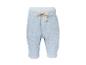 Lichtblauwe mousseline babybroek met beige trekkoord.