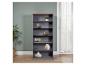Grijze boekenkast met houten blad en planken vol servies.