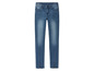 Un jean skinny bleu pour femme.