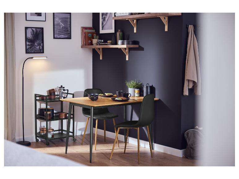 Table à manger LIVARNO® dans un intérieur moderne avec deux chaises.