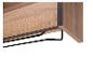 Detail van een houten lade met een zwarte metalen hanger.