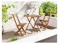 Een houten tafel en twee stoelen op een terras.