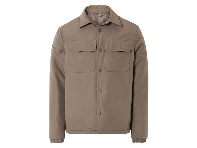 Une veste beige avec des boutons et des poches.