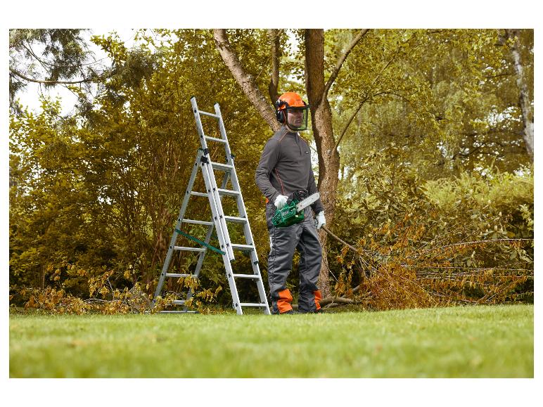 Homme avec casque de protection et tronçonneuse, à côté d'une échelle, taillant des arbres.