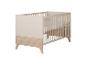 Lit bébé en bois au design moderne dans des couleurs claires.