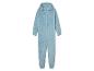 Een lichtblauwe onesie met capuchon.