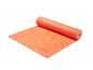Oranje Crivit yogamat, gedeeltelijk opgerold.