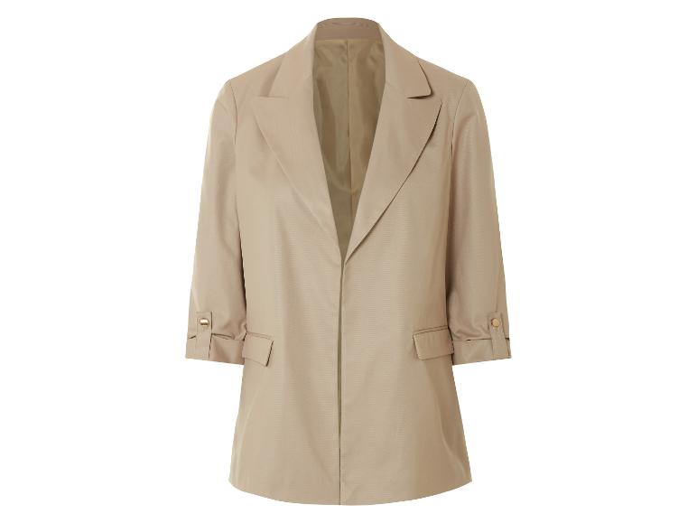 Beige damesblazer met driekwart mouwen.