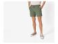 Herenshorts en sneakers.