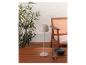 Lampe de table grise sur une table en bois avec une plante et une chaise.