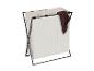 Een beige wasmand met drie compartimenten en een donkerbruine handdoek die erover hangt, op een zwart metalen frame.