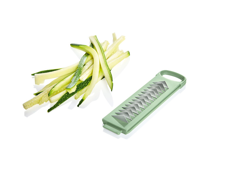 Zucchini-slierten gemaakt met een groene groentesnijder.