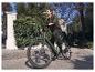 Een man rijdt op een groene e-bike van Vit.