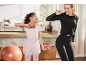 Femme et fille en tenue de sport, la fille en tenue de ballet rose, la femme en tenue de sport noire.