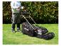 Man maait gazon met Parkside Performance grasmaaier.