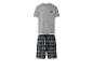 Heren grijs pyjamaset met korte mouwen, geruite shorts en de tekst 'Be My Valentine?'.
