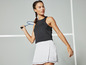 Une femme en tenue de sport avec une raquette de badminton