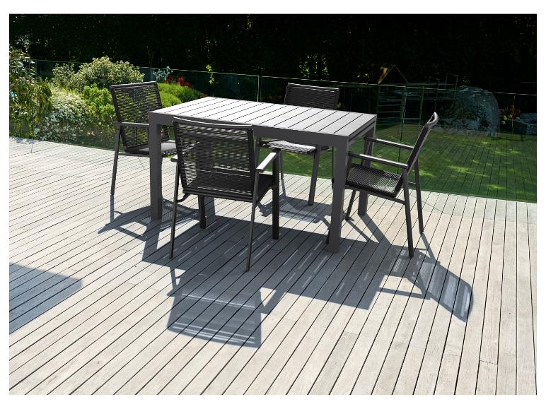 Donkergrijze aluminium tuinset met tafel en stoelen.