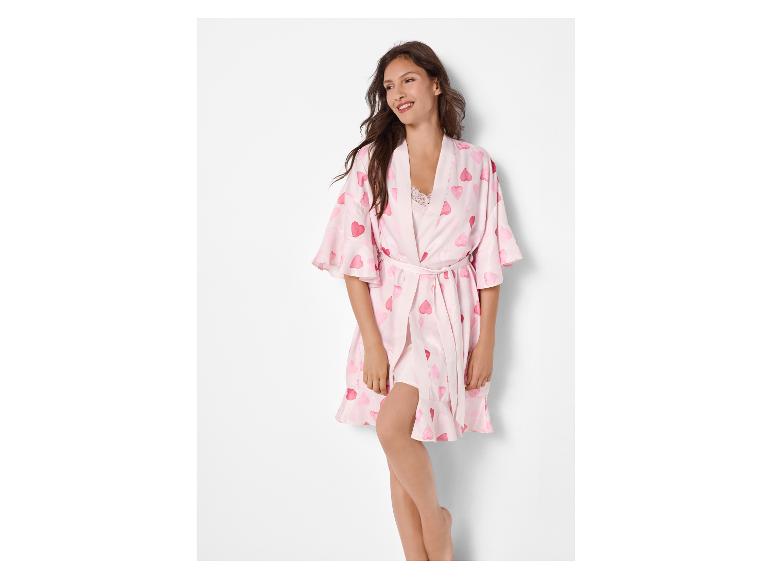 Vrouw in roze badjas met hartjespatroon