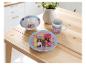 Ensemble de vaisselle Barbie avec assiette, bol et tasse sur une table en bois.