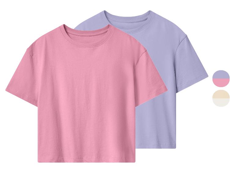 Deux t-shirts unis, un rose et un violet clair, avec des échantillons de couleur.