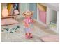 BABY born pop in regenboog tule rok en roze top in een kinderkamer.