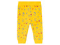 Pantalon jaune avec imprimé de maisons et de feuilles.