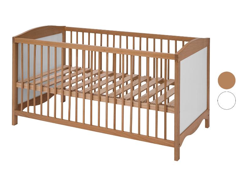 Lit bébé en bois, style classique, beige et blanc.