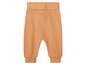 Un pantalon orange pour bébé.