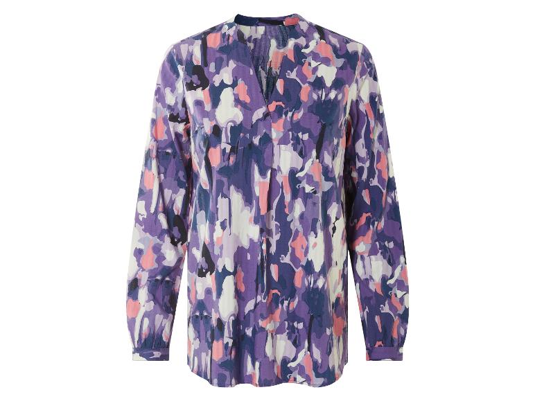 Une chemise violette à manches longues avec un motif de camouflage abstrait.