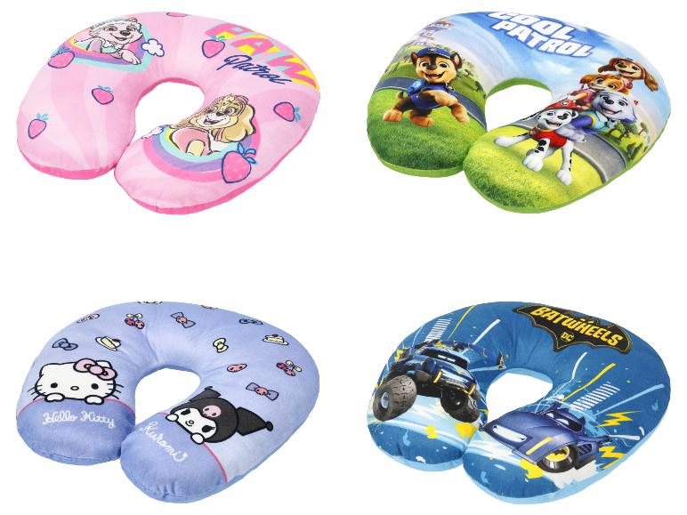 Quatre coussins de voyage pour enfants avec des thèmes d'animaux et de voitures.