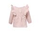 Roze baby top met lange mouwen, ruches en knoopsluiting op de rug.