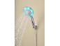 Douchekop met chromen afwerking en blauwe LED-verlichting, waar water uit spuit.
