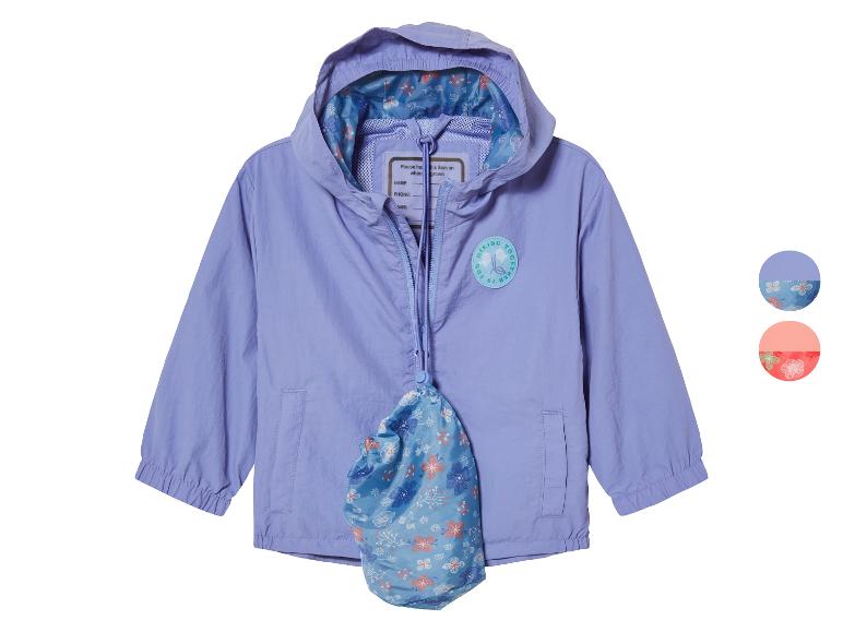 Une veste imperméable violette avec une capuche et une petite poche à imprimé floral.