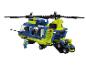 Een blauwe en groene speelgoedhelikopter met figuren en een ATV.