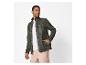 Homme en veste polaire verte et t-shirt blanc, souriant