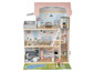 Een houten poppenhuis met een keuken, badkamer, woonkamer en een zwembad.