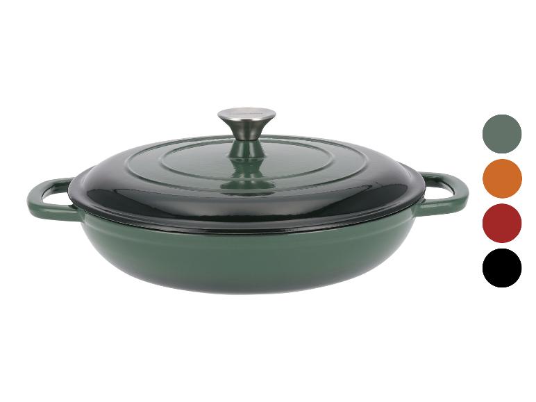 Een groene pan met deksel.