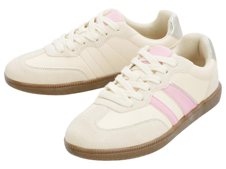 Une paire de baskets crème avec des rayures roses et une semelle en caoutchouc marron