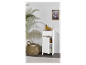 Wit badkamerkastje met planken en mand, minimalistische stijl.