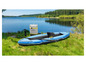 Un kayak gonflable bleu Crivit avec une pagaie et une pompe.