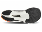 Onderkant van een hardloopschoen met zwarte zool en oranje details.